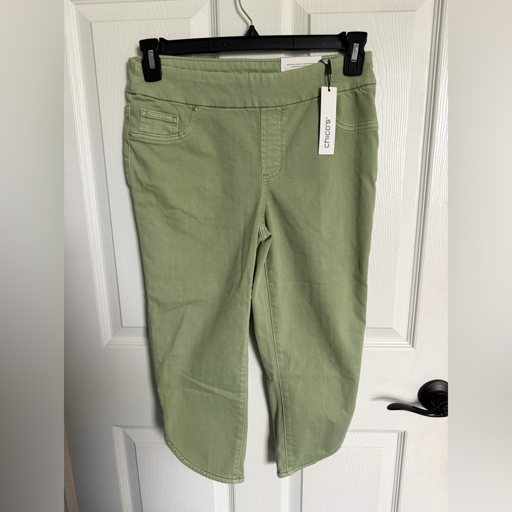 Chico's Women's Pull-On Dolphin-Hemmed Capri Jeans Mint 00 NWT $89 - Picture 5 of 9